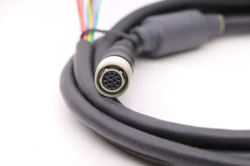 P4C06 Cable: Hirose de un solo extremo; conector hembra recto de 12 pines con blindaje; revestimiento de PVC negro de 2 m (6,56 pies); tuerca de acoplamiento de latón niquelado 73491.