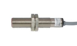 The I12000662 SENSOR DE PROX12MM DIAMSENSA 2MM 10-30VDC SI12SM-C2 NPN NO S is a cylindrical NPN proximity sensor with a threaded body, two nuts, right-side gray cable, left sensing face, operates on DC, and has IP67 rating.