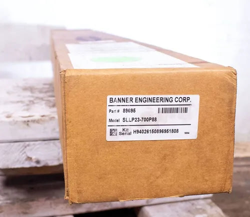 SLLP23-770P88 EZ-SCREEN LS, par; Resolución: 23 mm; Alcance: 12 m (40 pies); Área definida: 770 mm (30,3 pulg.); Carcasa: negra; Conector flexible M12 de 8 pines y 300 mm; 2 OSSD, EDM, salida de falla; 89696