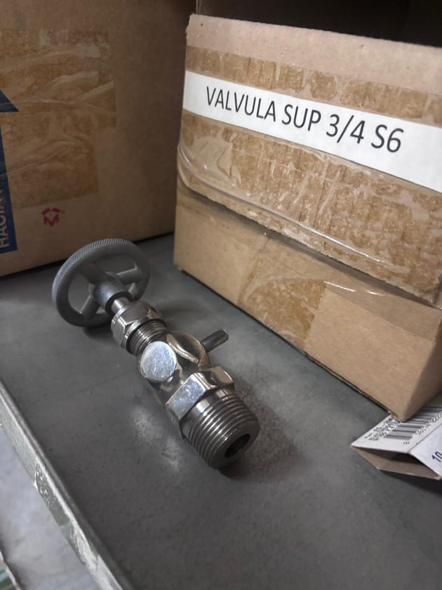 Vista en ángulo de válvula con volante y cuerpo roscado, caja marcada Válvula SUP 3/4 S6