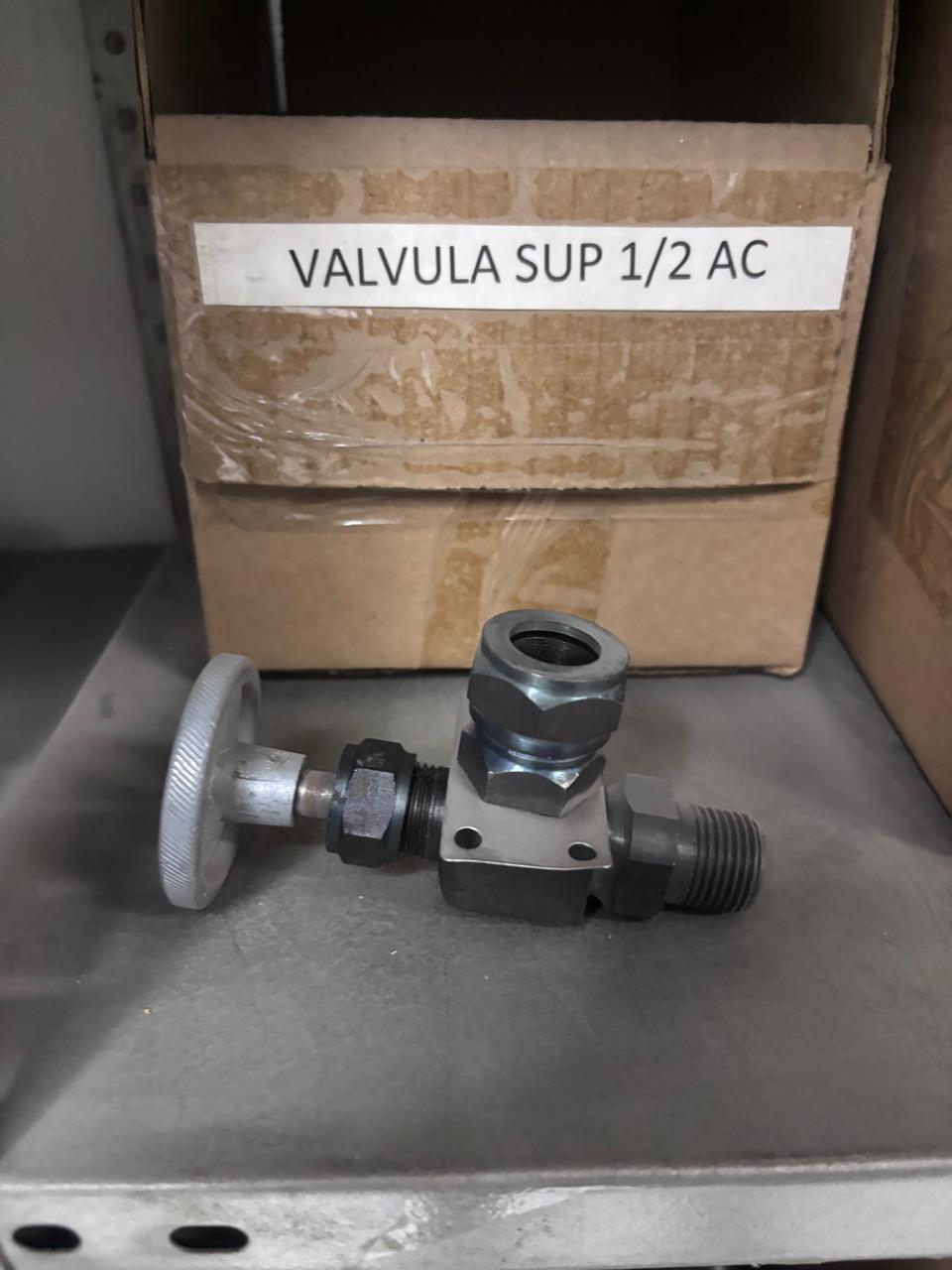 Válvula SUP 1/2 AC con volante y conexiones roscadas frente a caja identificada