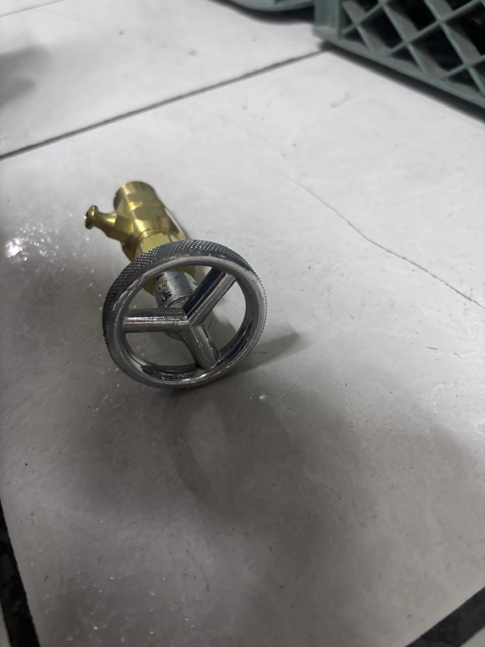 Vista frontal de la conexión roscada de una llave de nivel y purga