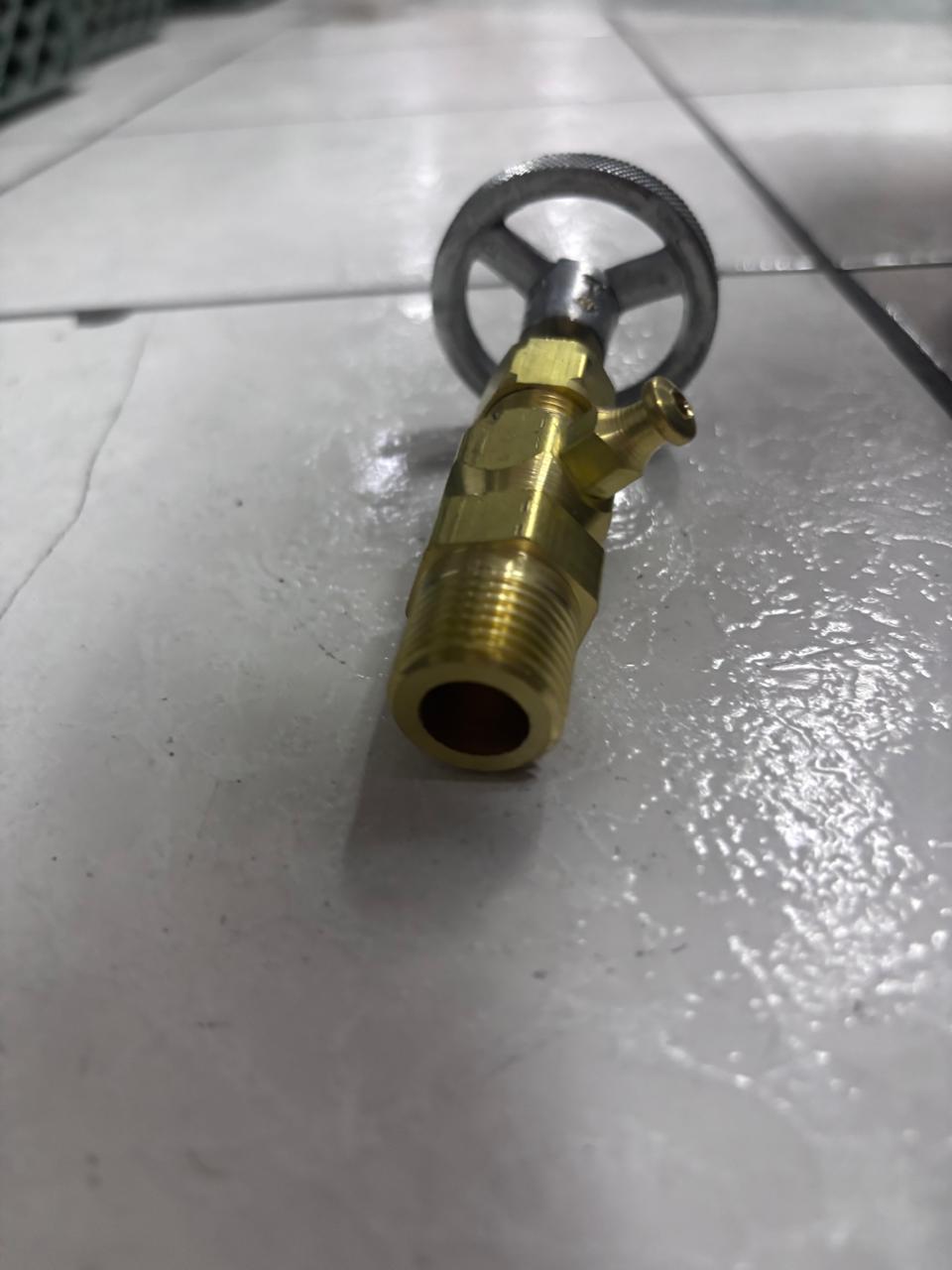 Llave de nivel y purga de cuerpo metálico con volante manual