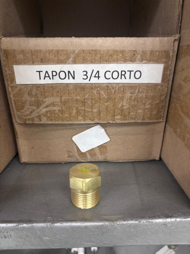 Tapón corto de 3/4 con cabeza hexagonal y rosca exterior junto a etiqueta