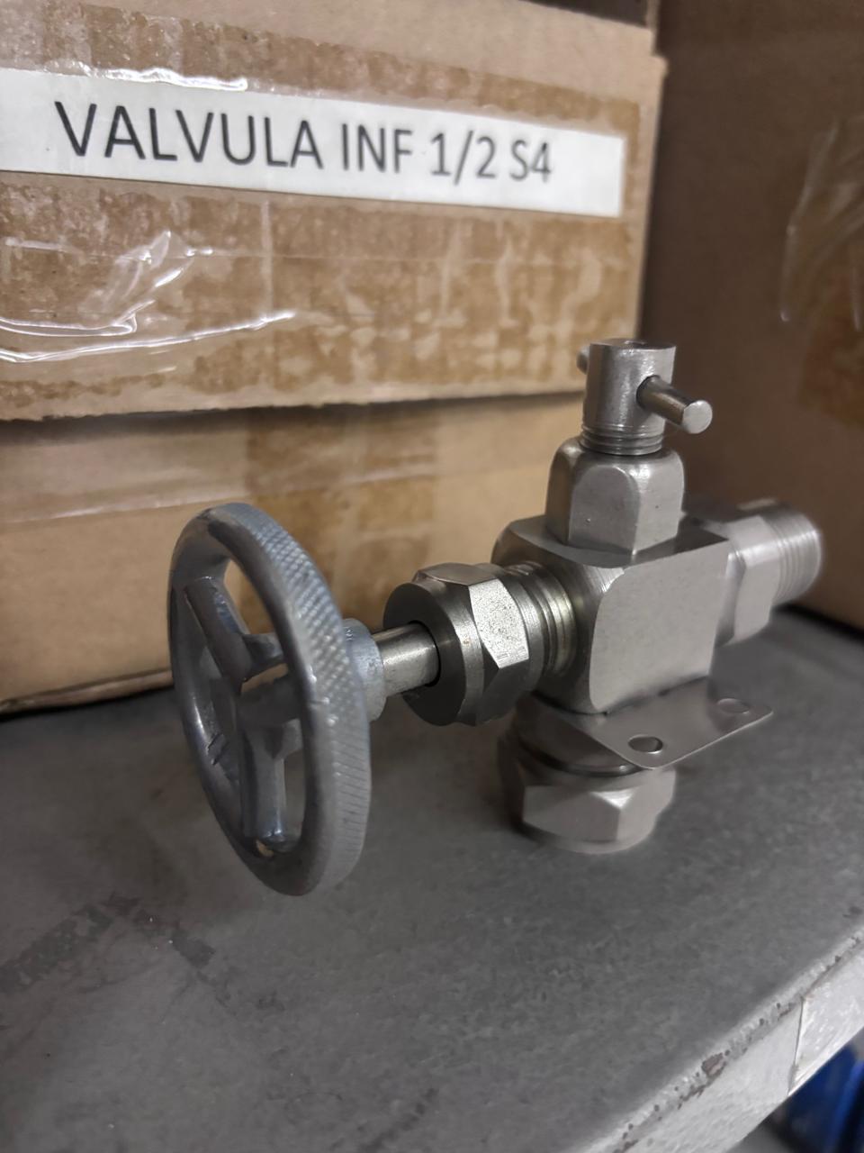 Vista alternativa de válvula inferior de nivel 1/2 S4 con conexiones roscadas